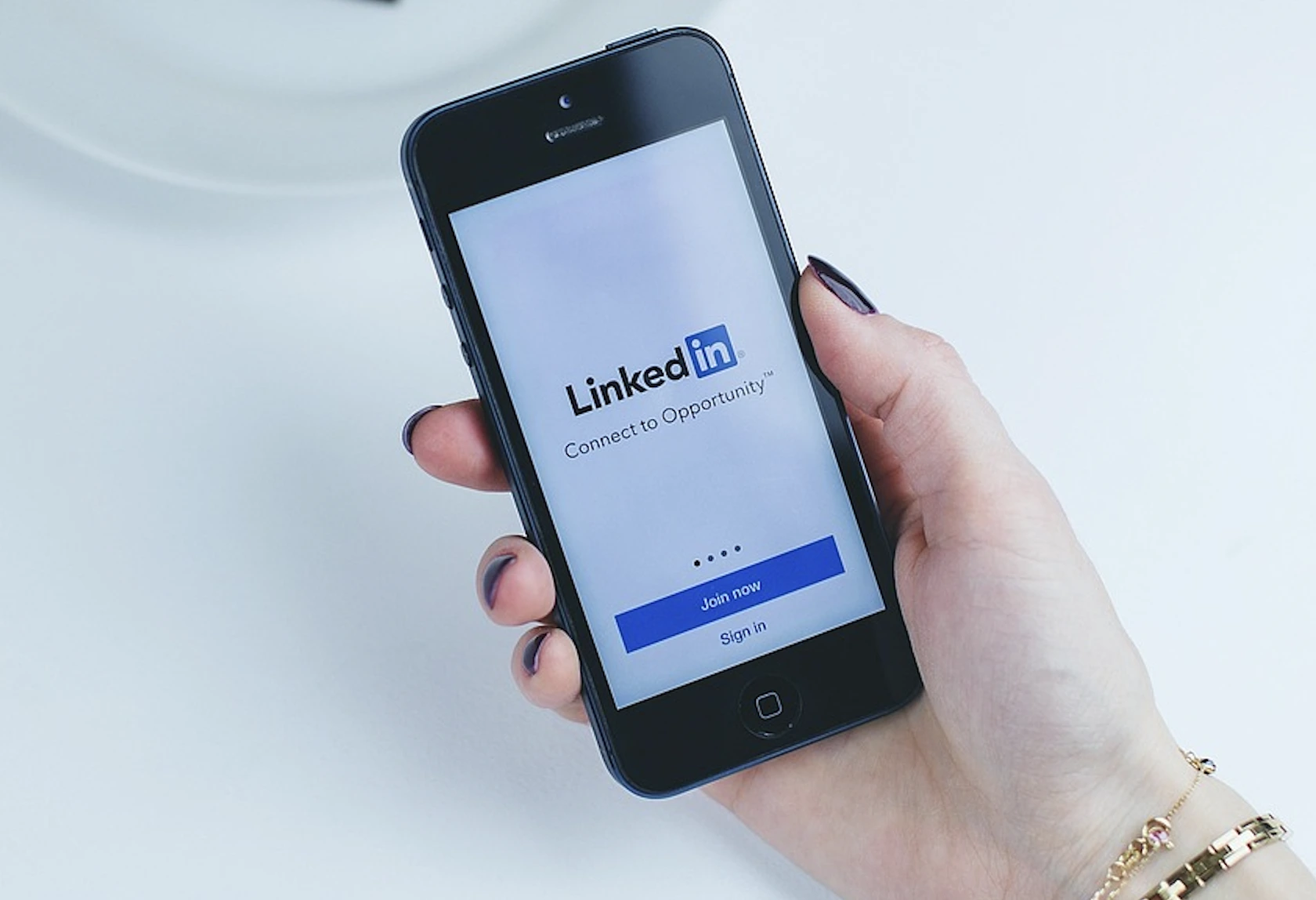 LinkedIn столкнулся с иском за предполагаемое распространение сообщений пользователей для обучения AI моделей
