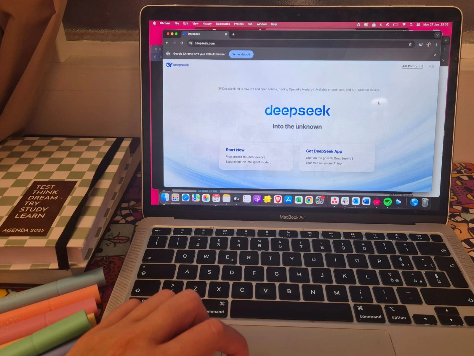 DeepSeek Ограничивает Регистрацию После Кибератак