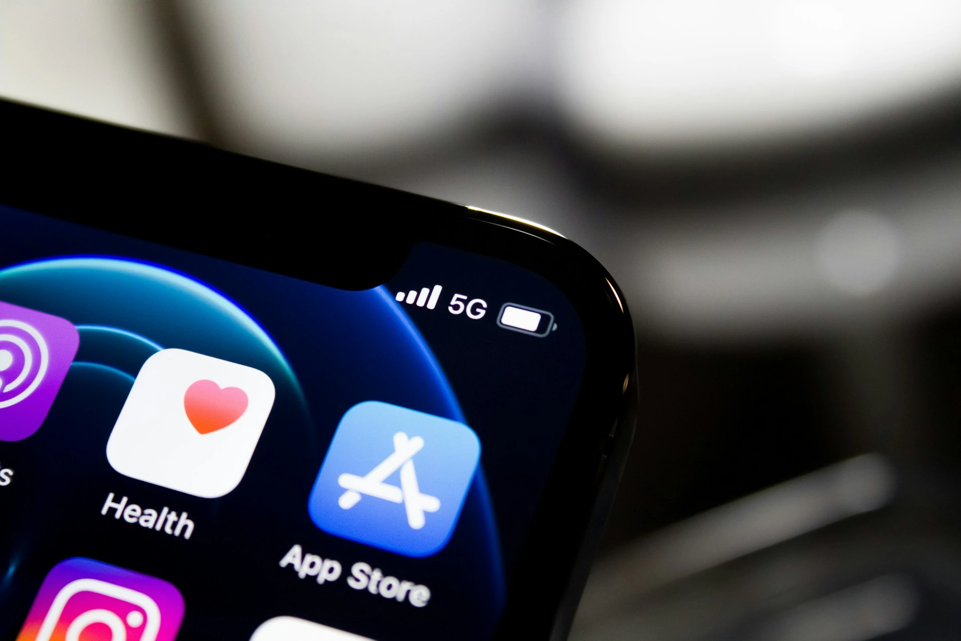 DeepSeek занимает первое место в App Store от Apple, обогнав ChatGPT.