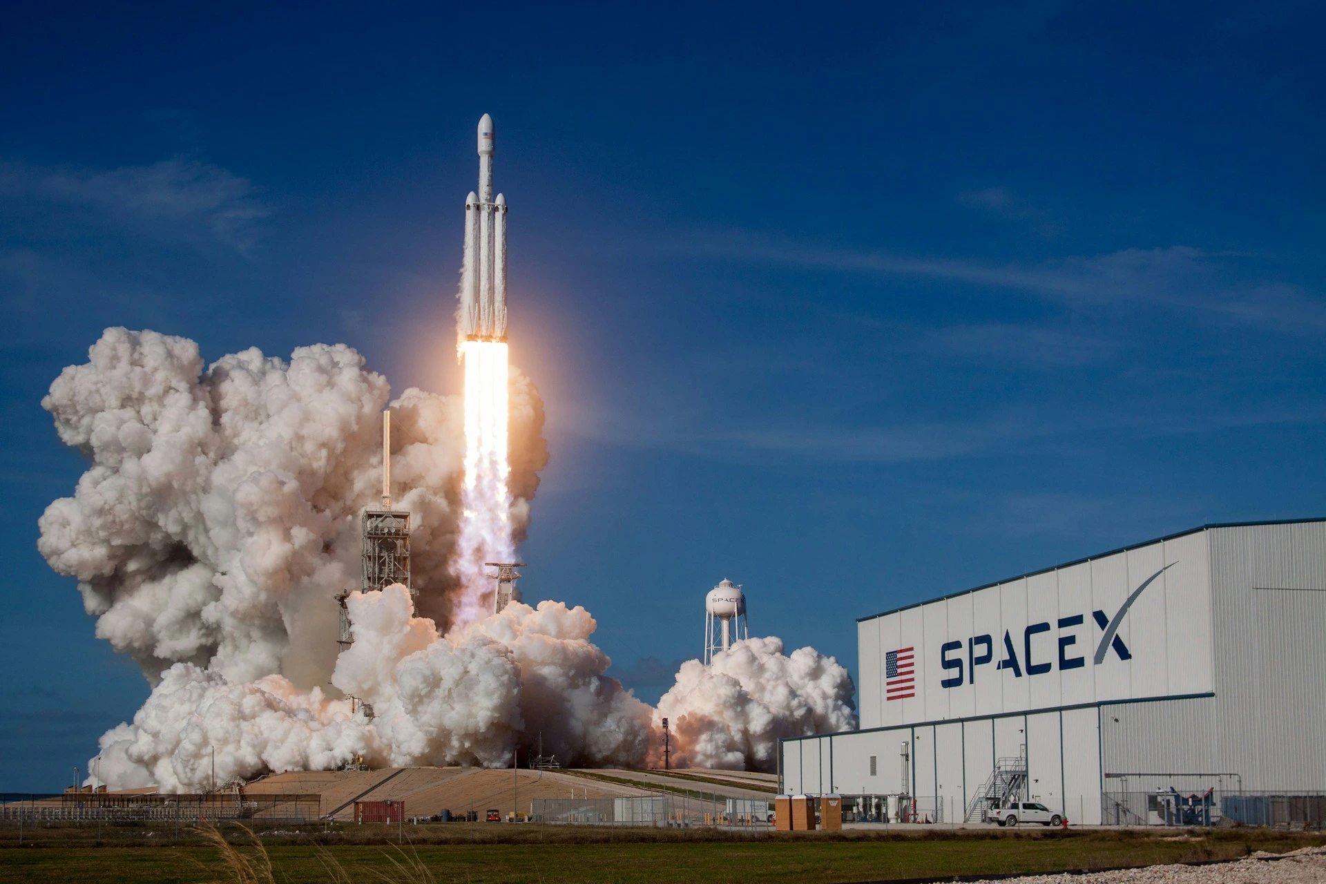 Космический корабль SpaceX взорвался во время испытательного полета и вызвал перенаправление рейсов