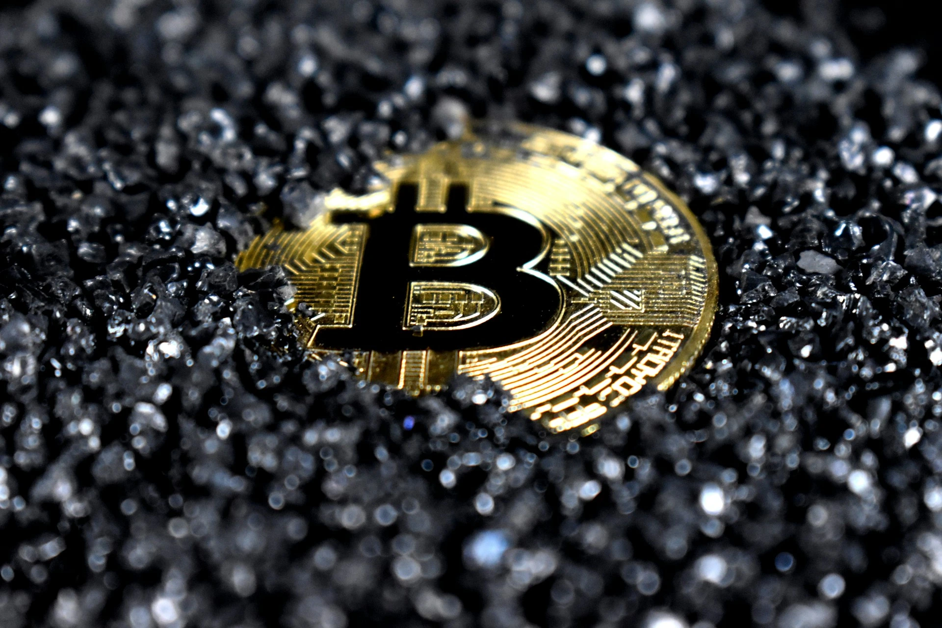Биткоин упал ниже $80,000 на фоне нестабильности рынка