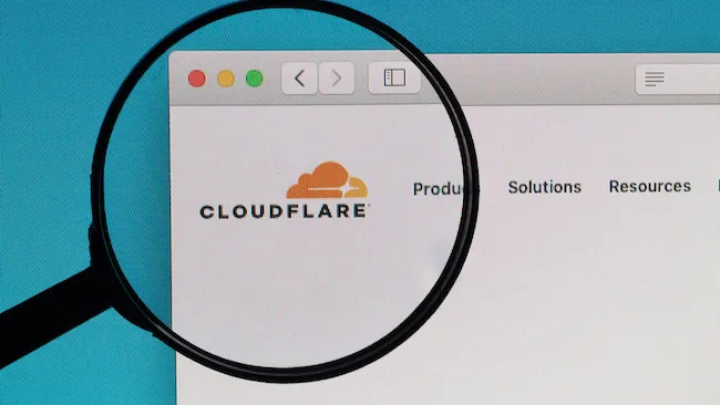 Лабиринт ИИ: новый инструмент Cloudflare обманывает искусственные интеллекты, создавая поддельные веб-страницы