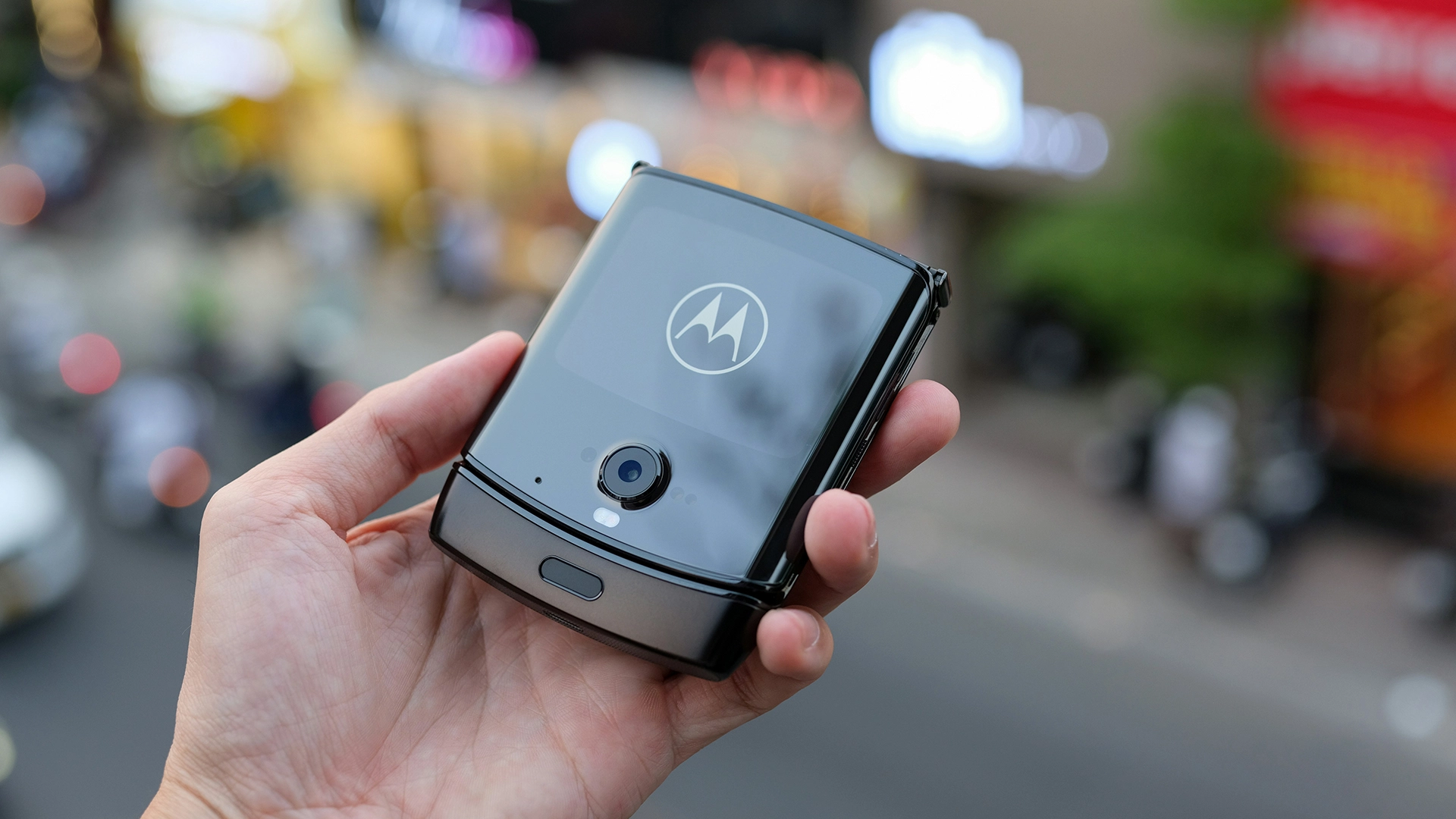 Замешательство и Motorola объявляют о новом партнерстве с целью внедрения ИИ в смартфоны