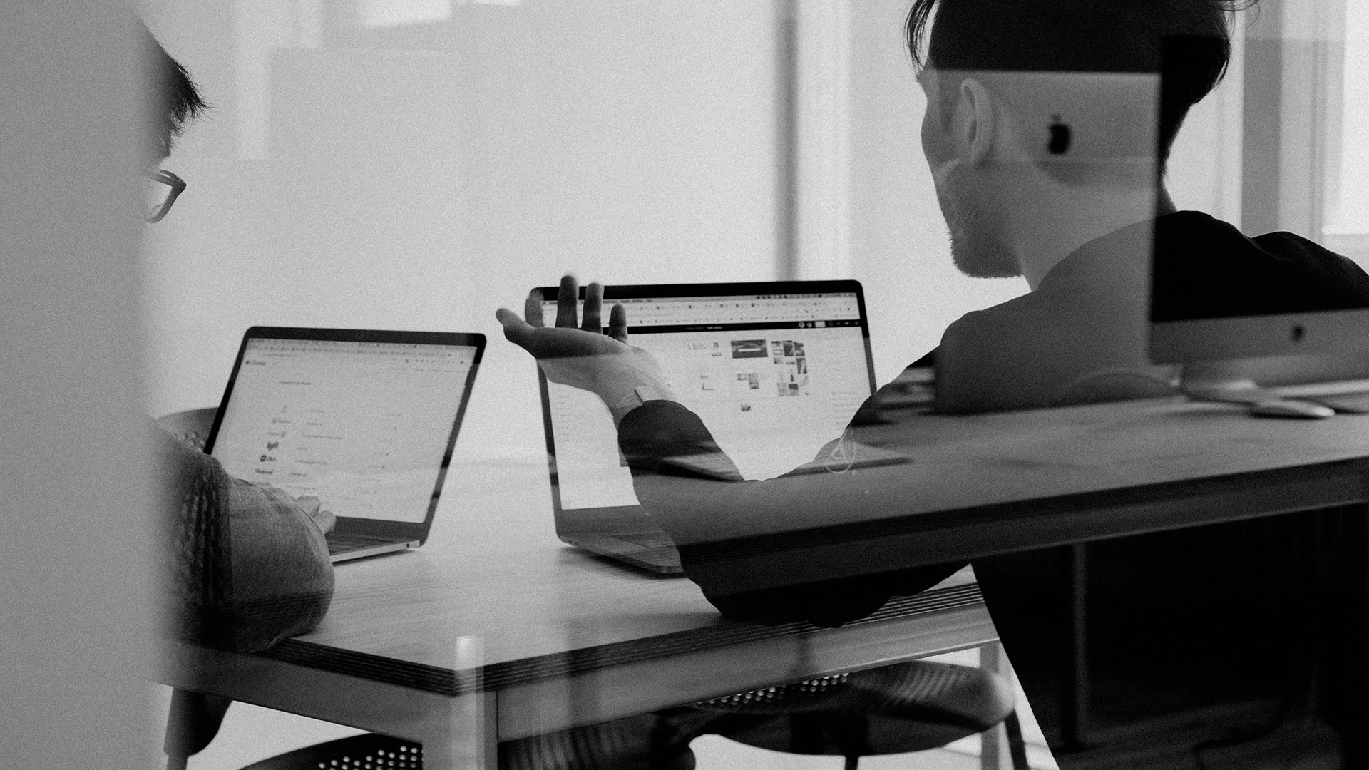 OpenAI планирует приобрести компанию бывшего дизайнера Apple за $6.5 миллиарда