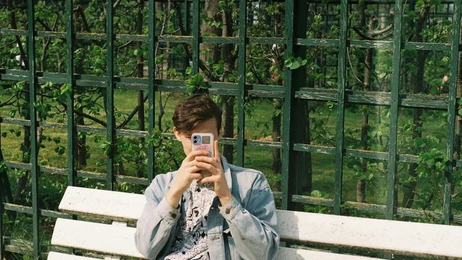 Новая функция Facebook использует личные фотографии для создания историй с помощью искусственного интеллекта