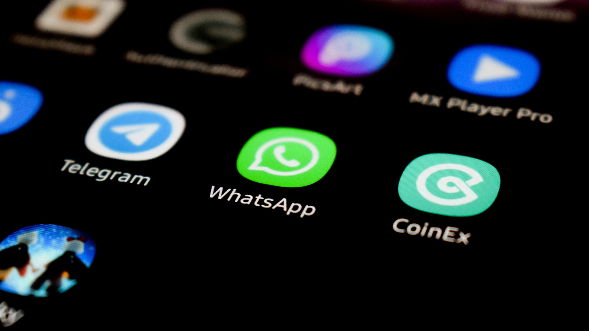 WhatsApp запускает рекламу в статусах и добавляет платные функции каналов