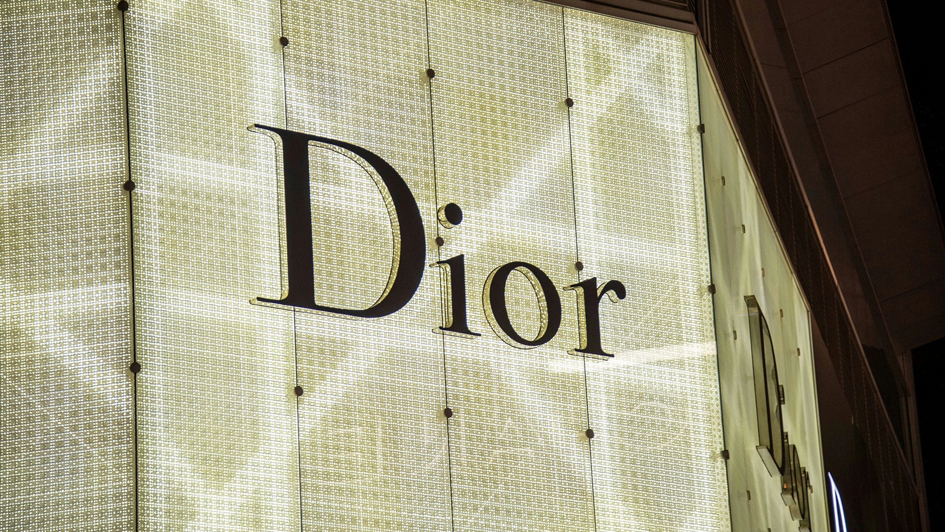 Нарушение безопасности Dior раскрывает персональную информацию клиентов из США