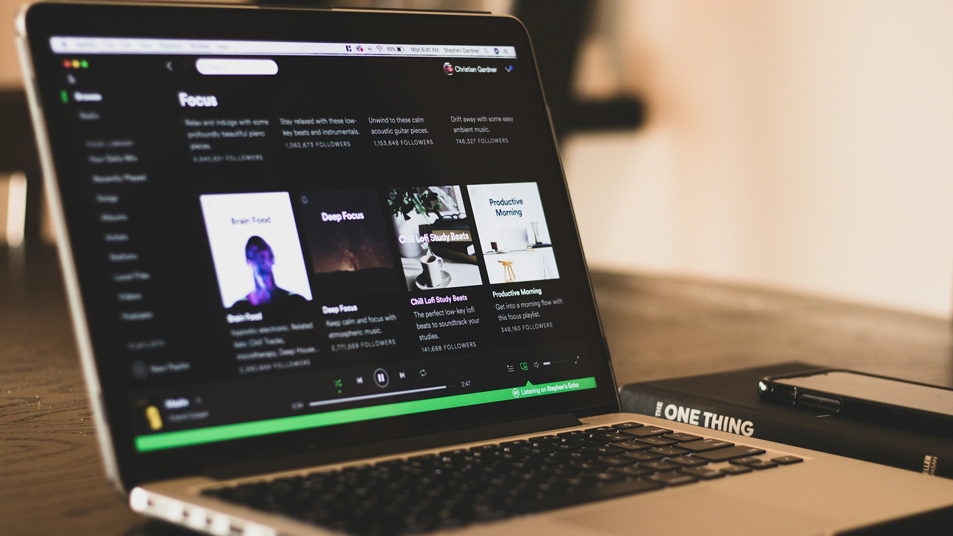 Spotify публикует песни, созданные с помощью ИИ, под именами умерших артистов без их разрешения.
