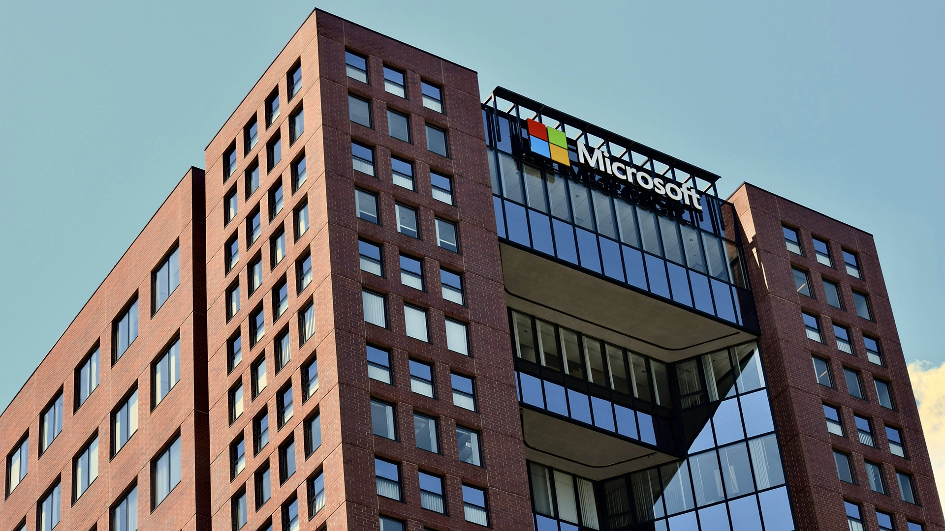Microsoft собирается уволить 9 000 сотрудников, что составляет около 4% от общего числа персонала