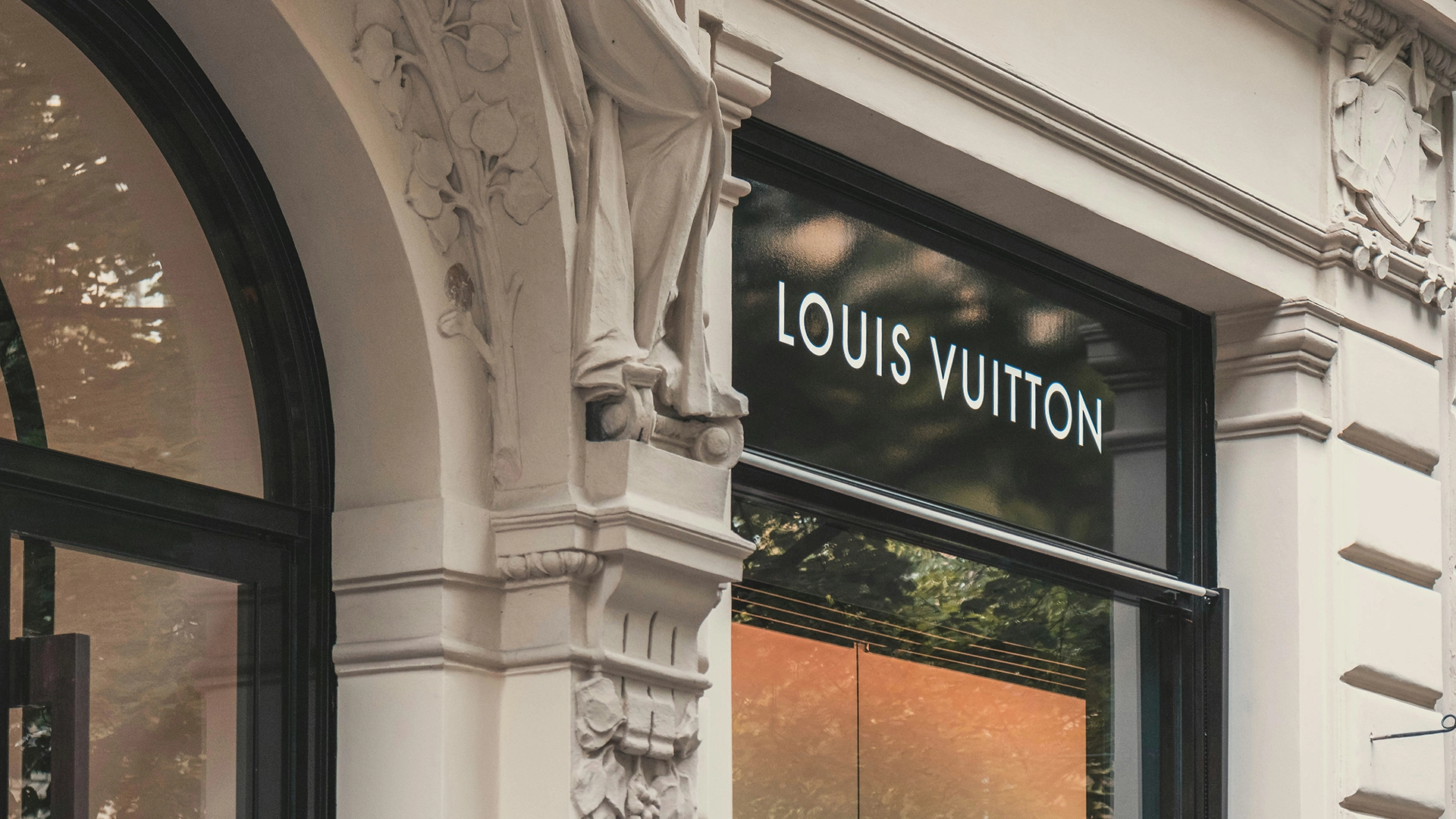 Гонконг проводит расследование в отношении Louis Vuitton после утечки данных, затронувшей 419 000 клиентов