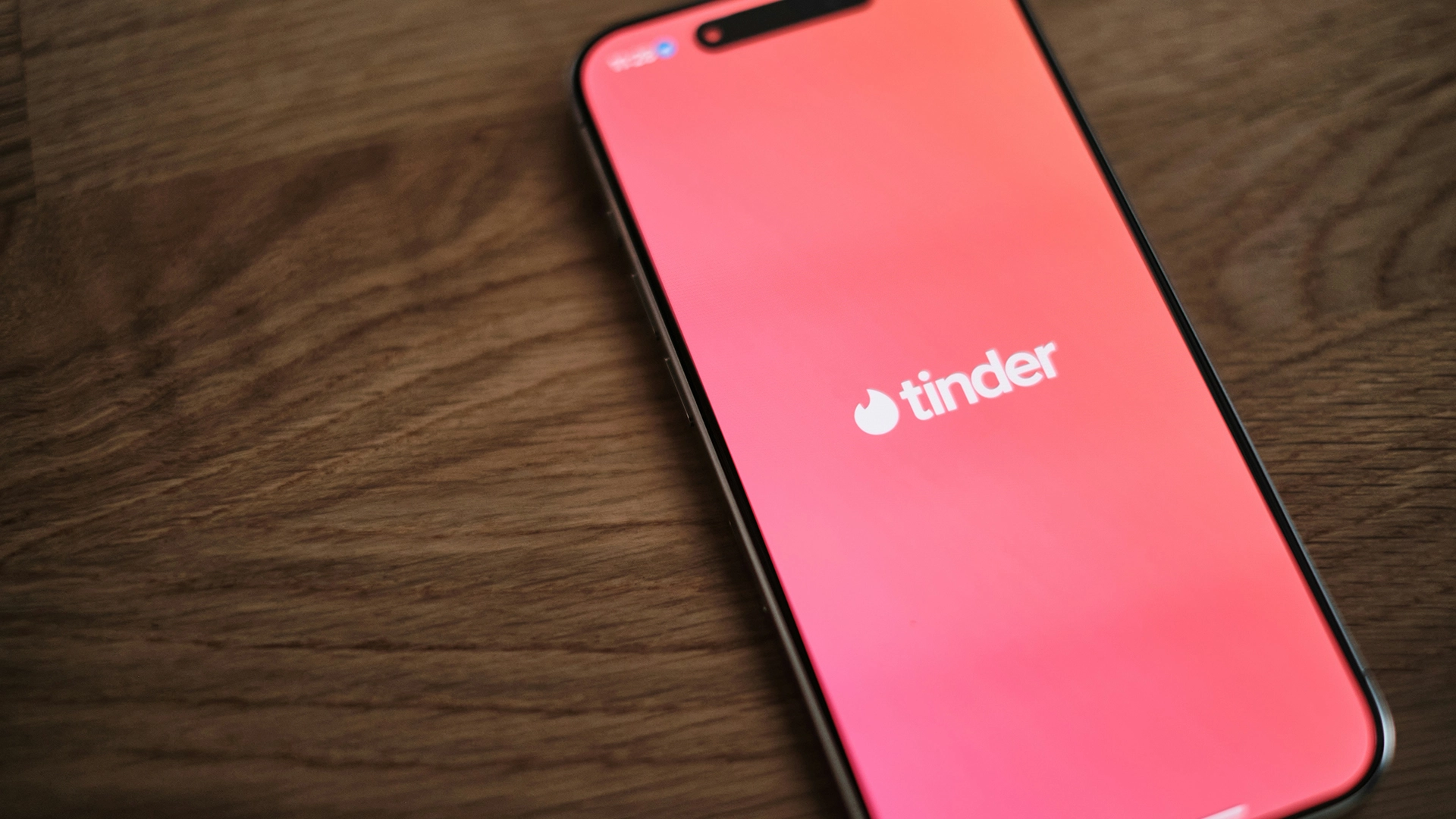 Tinder будет требовать распознавание лиц в Калифорнии для борьбы с подделкой личности