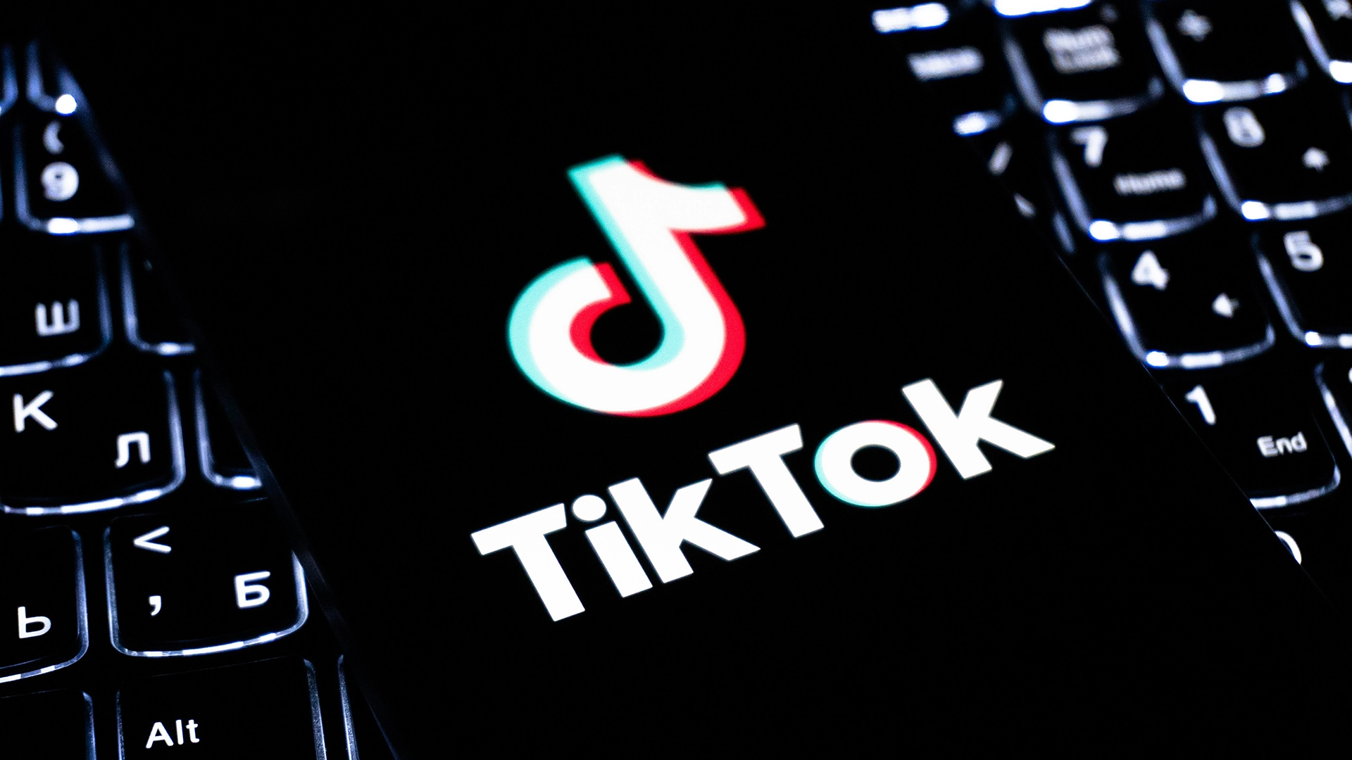 Трамп подписывает указ о передаче американским инвесторам операций TikTok в США